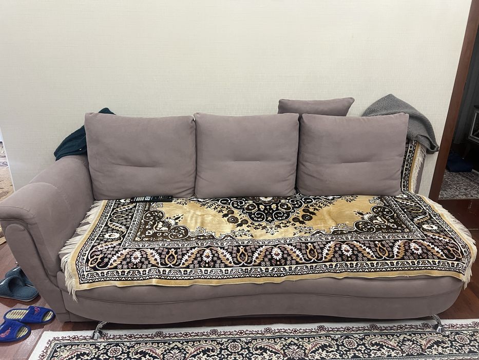 Раскладной диван внизу есть полки. Чистый ……………………………………………………………………..