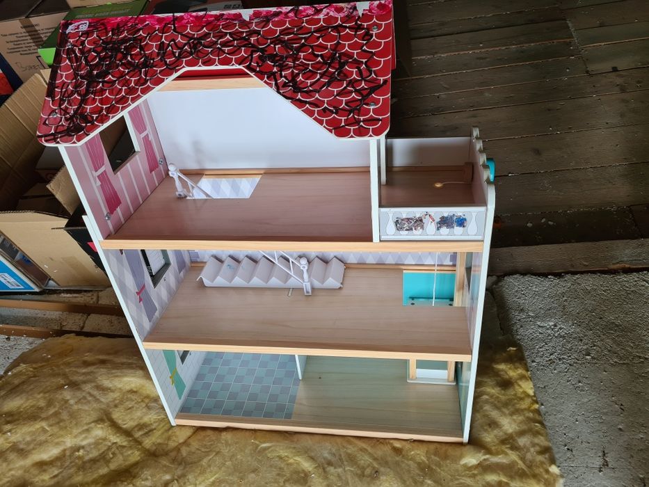 Vând casuta din lemn