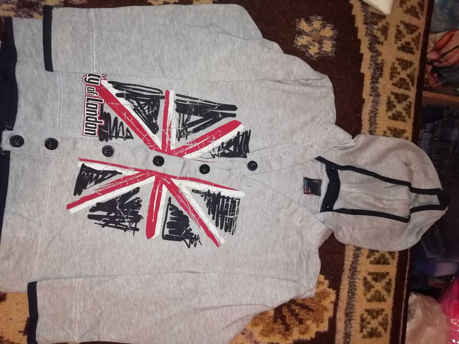 Pantaloni noi de trening, bluză trening, hanorac și tricou bonus