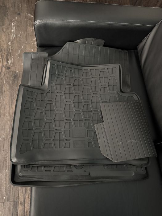 Продам резиновые полики киа соренто 2024 гв+ подарок рамки для номера