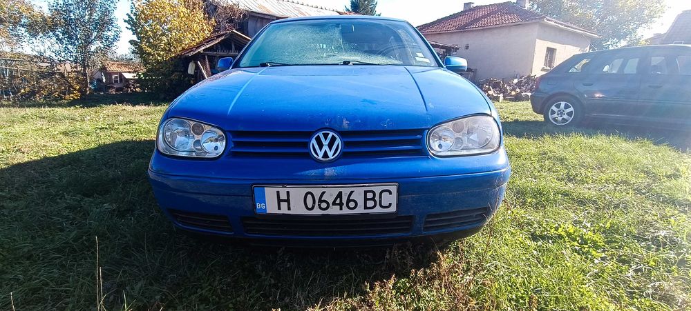 Продавам голф 4 1.6 SR на части с работещ двигател