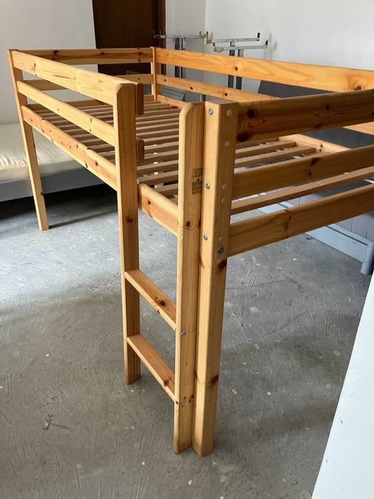 Vand pat din lemn masiv cu scara