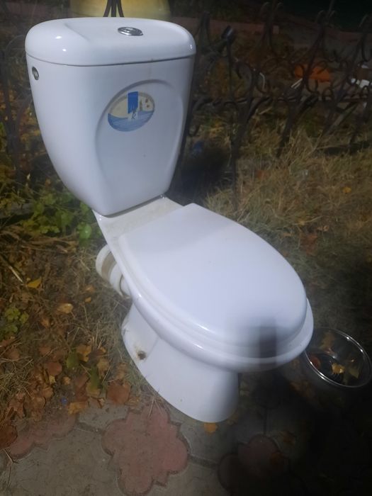 Продам унитаз, целый без сколов