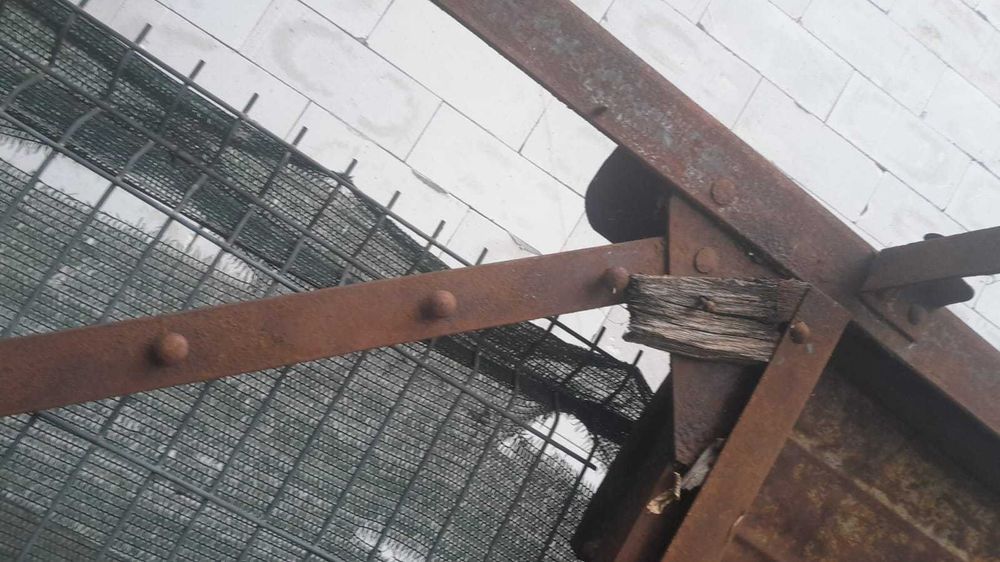 schelet metalic vagon de tren din perioada interbelica