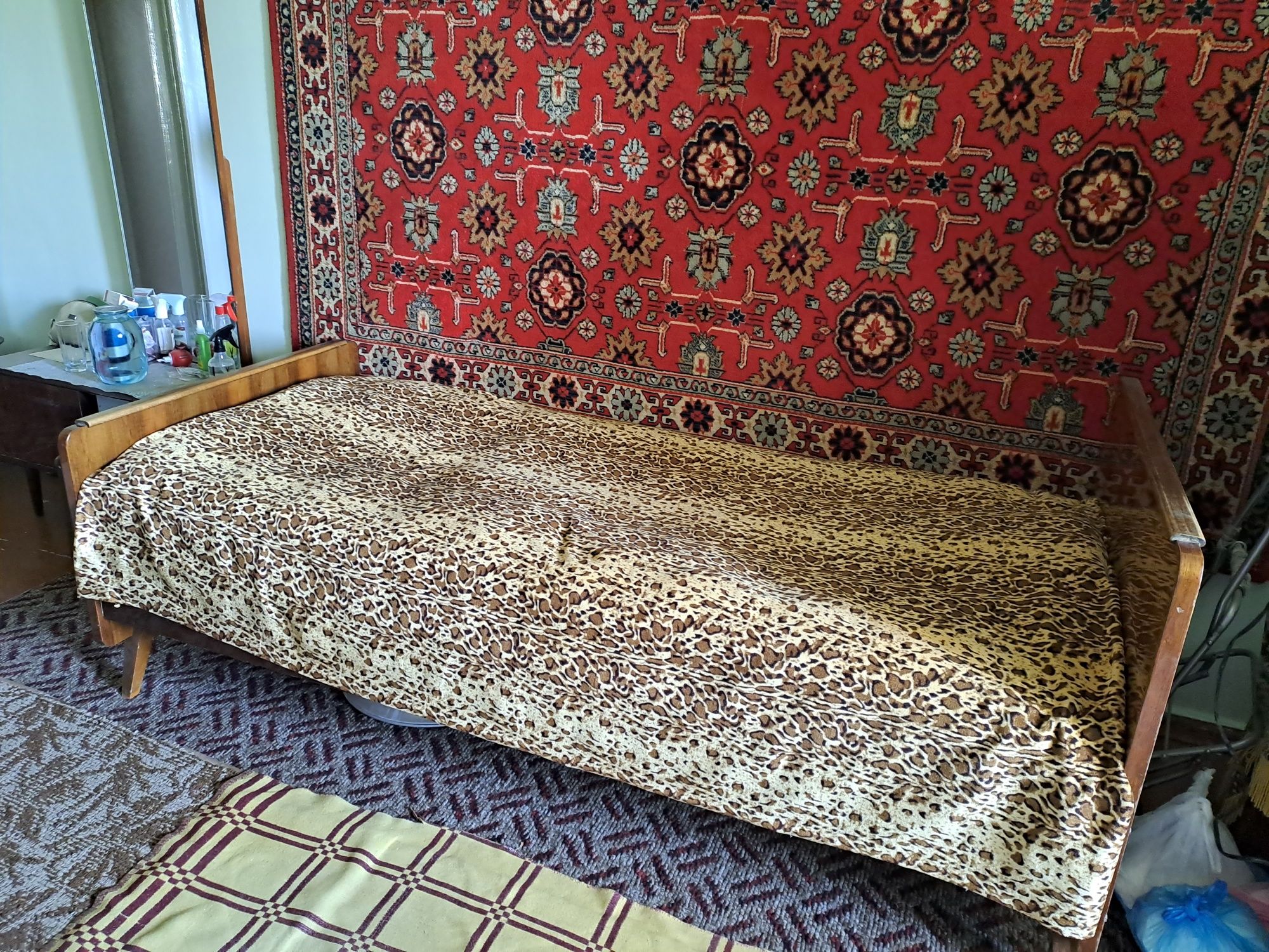 Полированная деревянная кровать (Югославия) на ножках