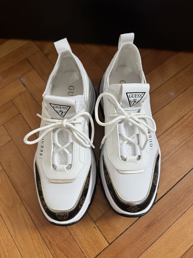Нови обувки GUESS