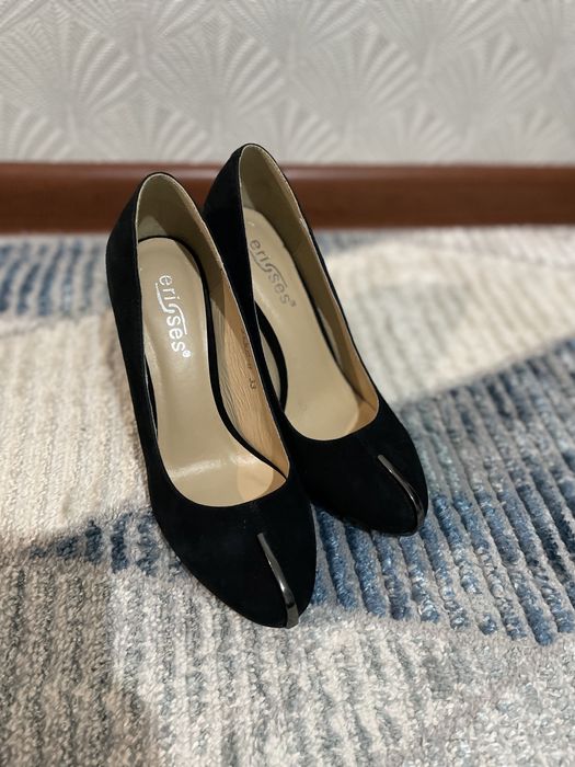 Продам красивые замшевые туфли 33 размера