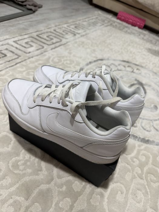 Nike court бели кецове