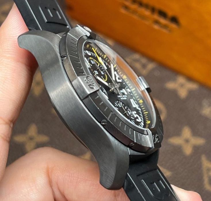 Breitling avenger chronograph night mission || пълен комплект.