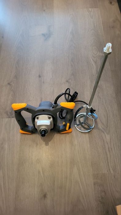 Продавам строителен миксер с регулиране на скоростта