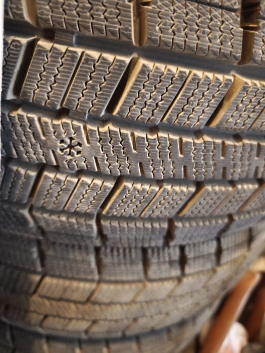 Продаются зимние шины.Ездили только 1 сезон,почти новые .Липучка.