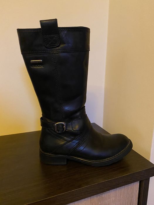 Продавам кожени ботуши за момиче