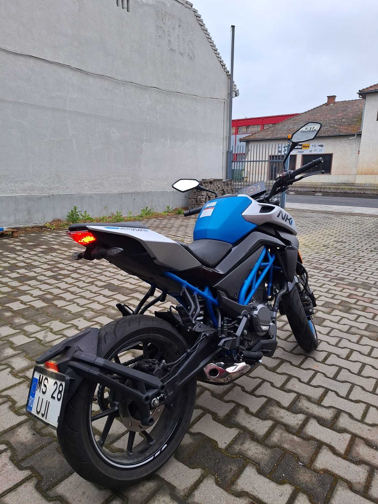 CF moto 300NK an 2023