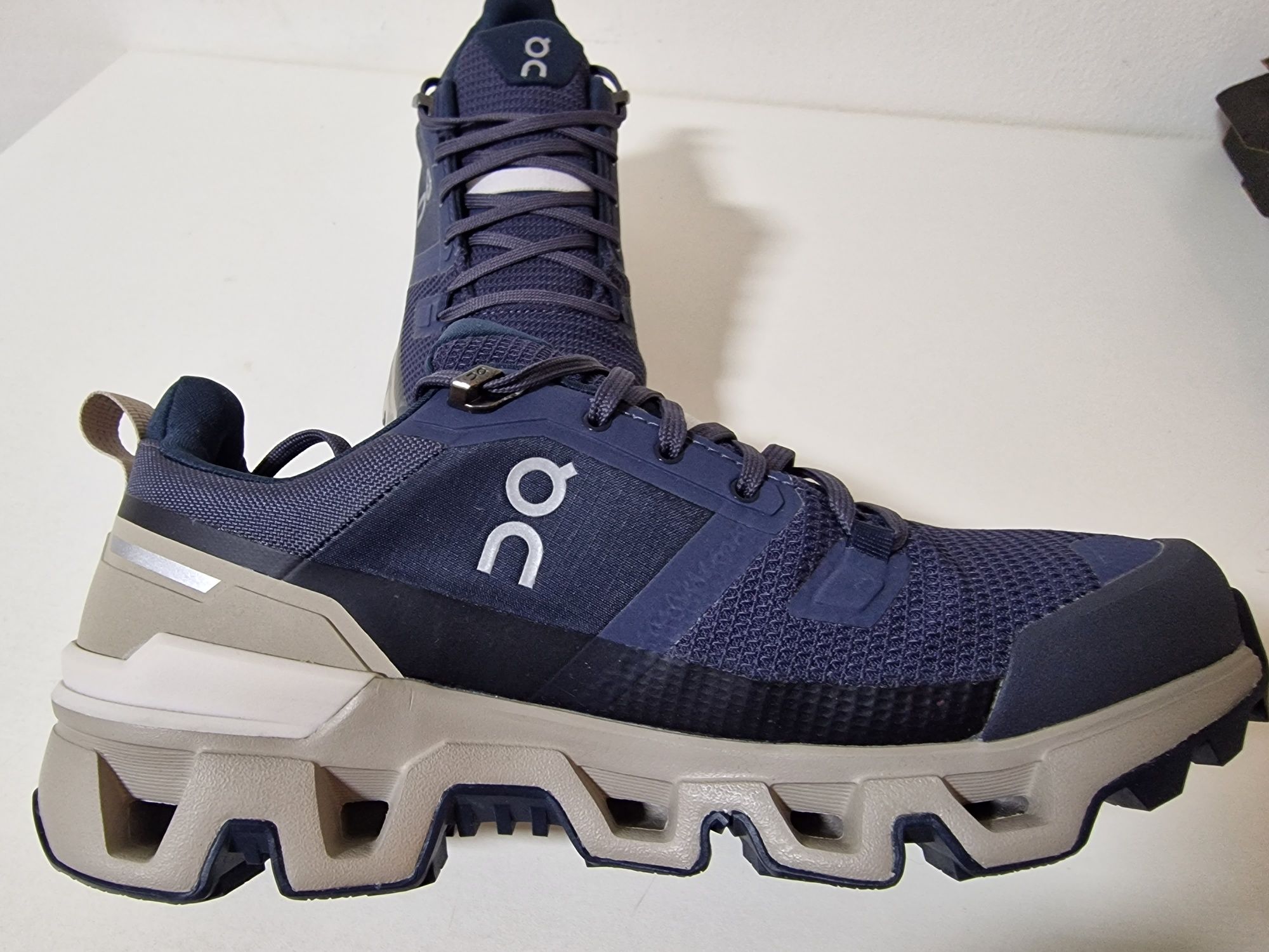 On Cloud Cloudwander waterproof adidasi trekking drumetii hiking trail