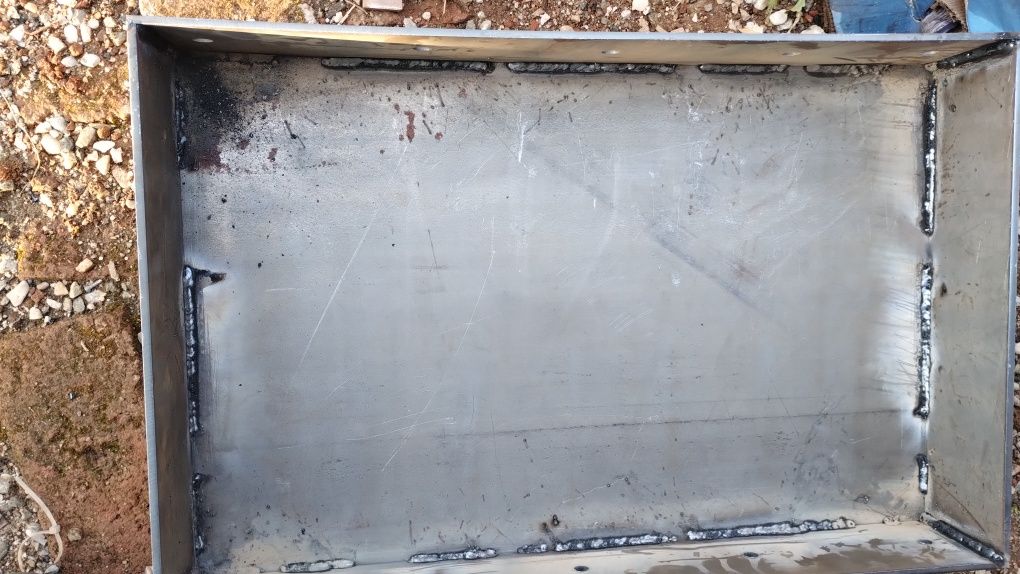 Vând grătar de grădină 75 cmx48 cm din tabla de #6 cu picioare.