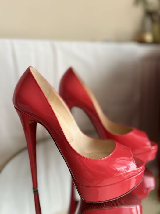 Pantofi Christian Louboutin lac-marime 37