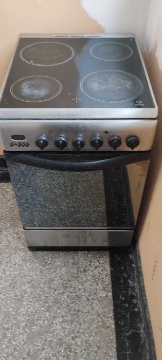 Стояща стъклокерамична готварска печка "Индезит"