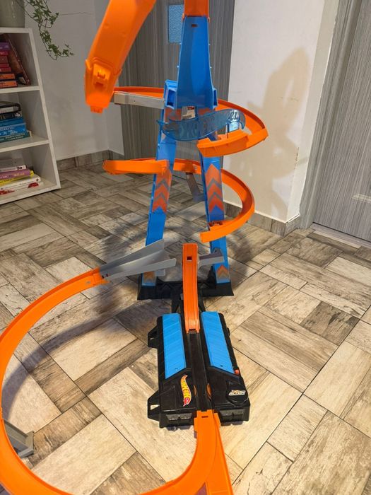 Pista Hotwheels cu propulsor electric