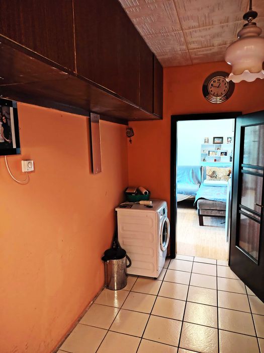 Продава обзаведен тристаен апартамент, готов за живеене.