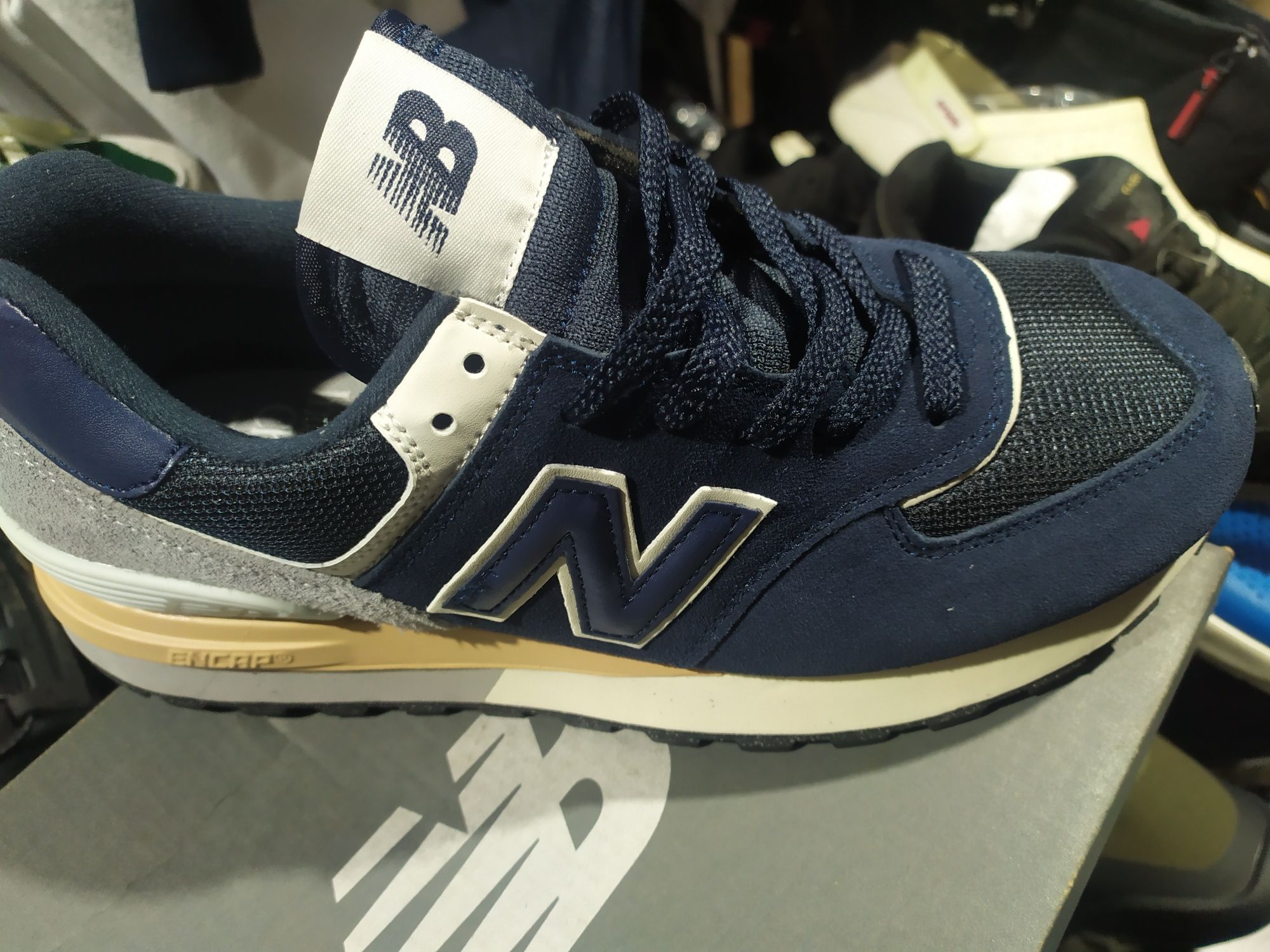 Продаются кроссовки New Balance.