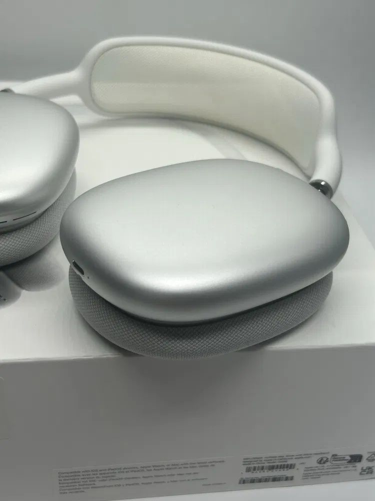 Apple AirPods MAX отворени само за снимки!