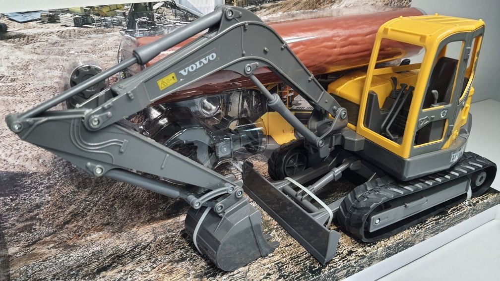 Jucarie excavator Volvo ECR88D. Scara 1/18, 37 cm