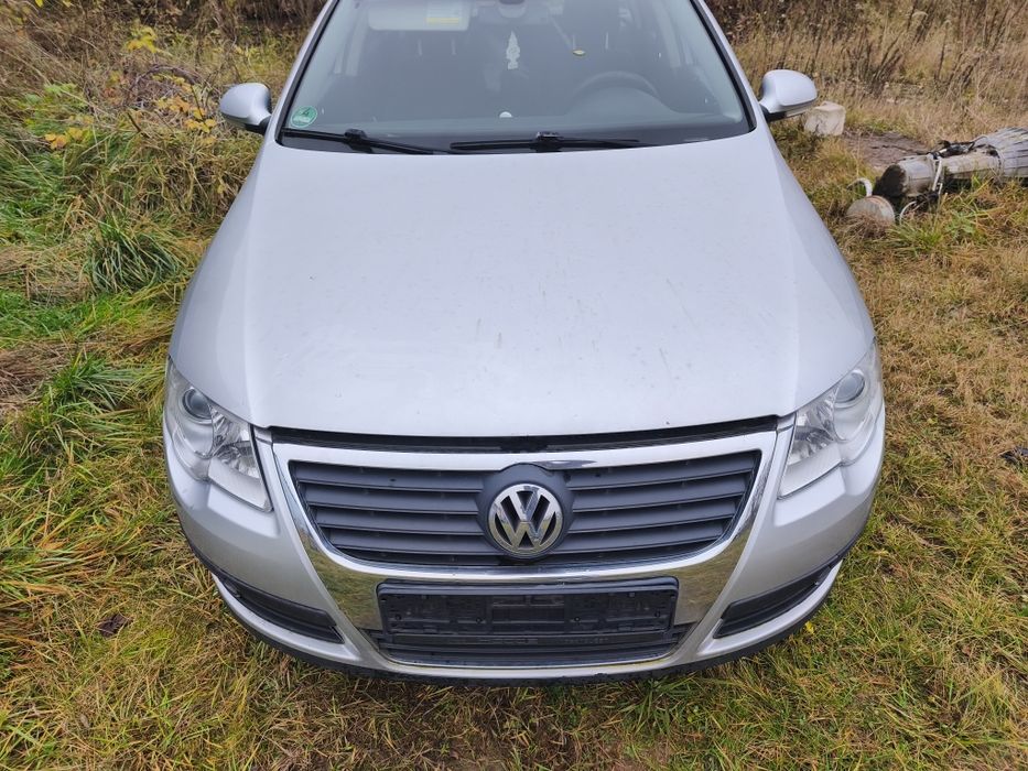 Bară față cu grilă centrală cromată Volkswagen Passat B6 gri LA7W