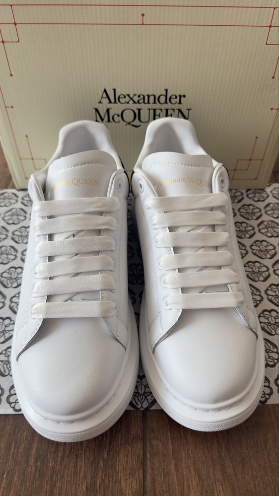Alexander McQueen кецове