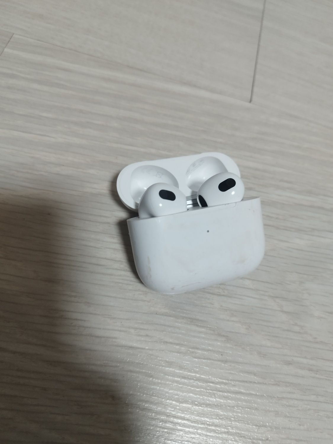 AirPods 3 в среднем состоянии