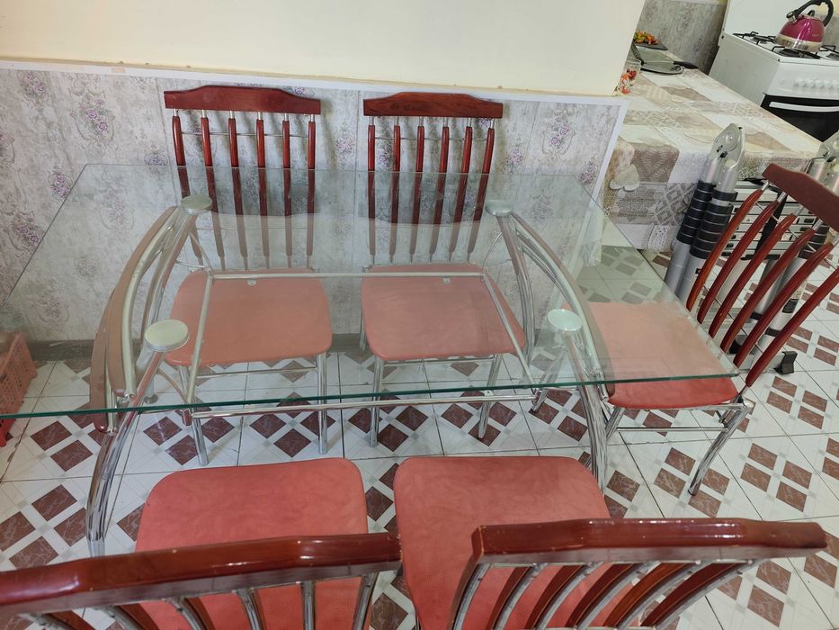 Кухонный стол . С 6 - ю стульями комплект.