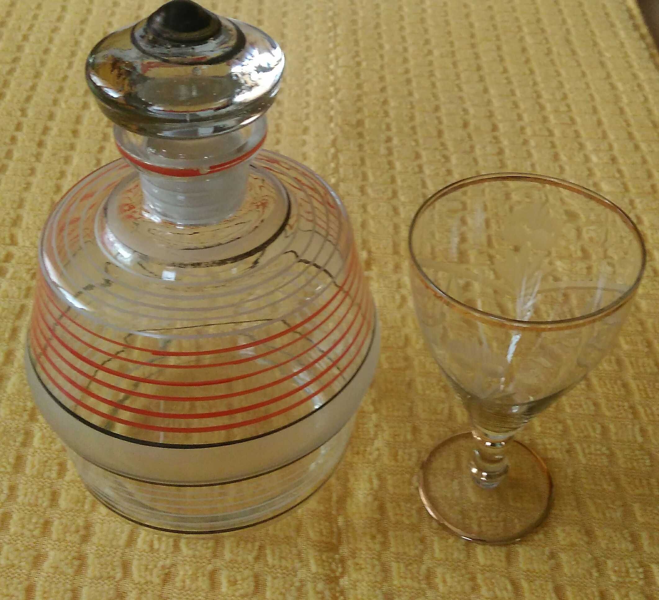 Стъклени каничка и шише с чашки за алкохол