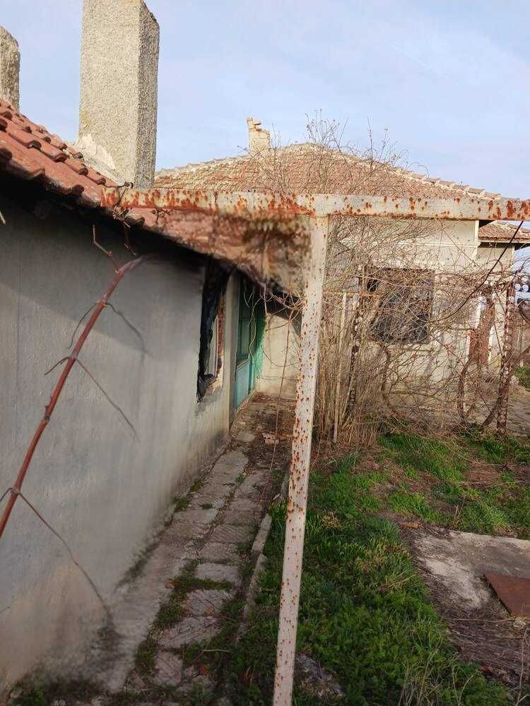 Къща с голям двор в Добрево