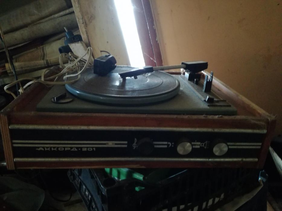 Продавам стар радиокасетофони,грамофони,видео