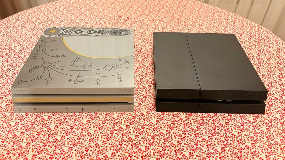 PS4 Pro 1 TB PS4 1 TB  2 manete + 20 jocuri + chitară Guitar Hero