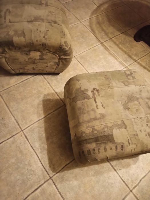 Два броя холни табуретки