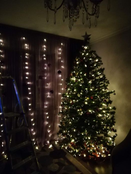 Новогодняя ёлка с игрушками. .