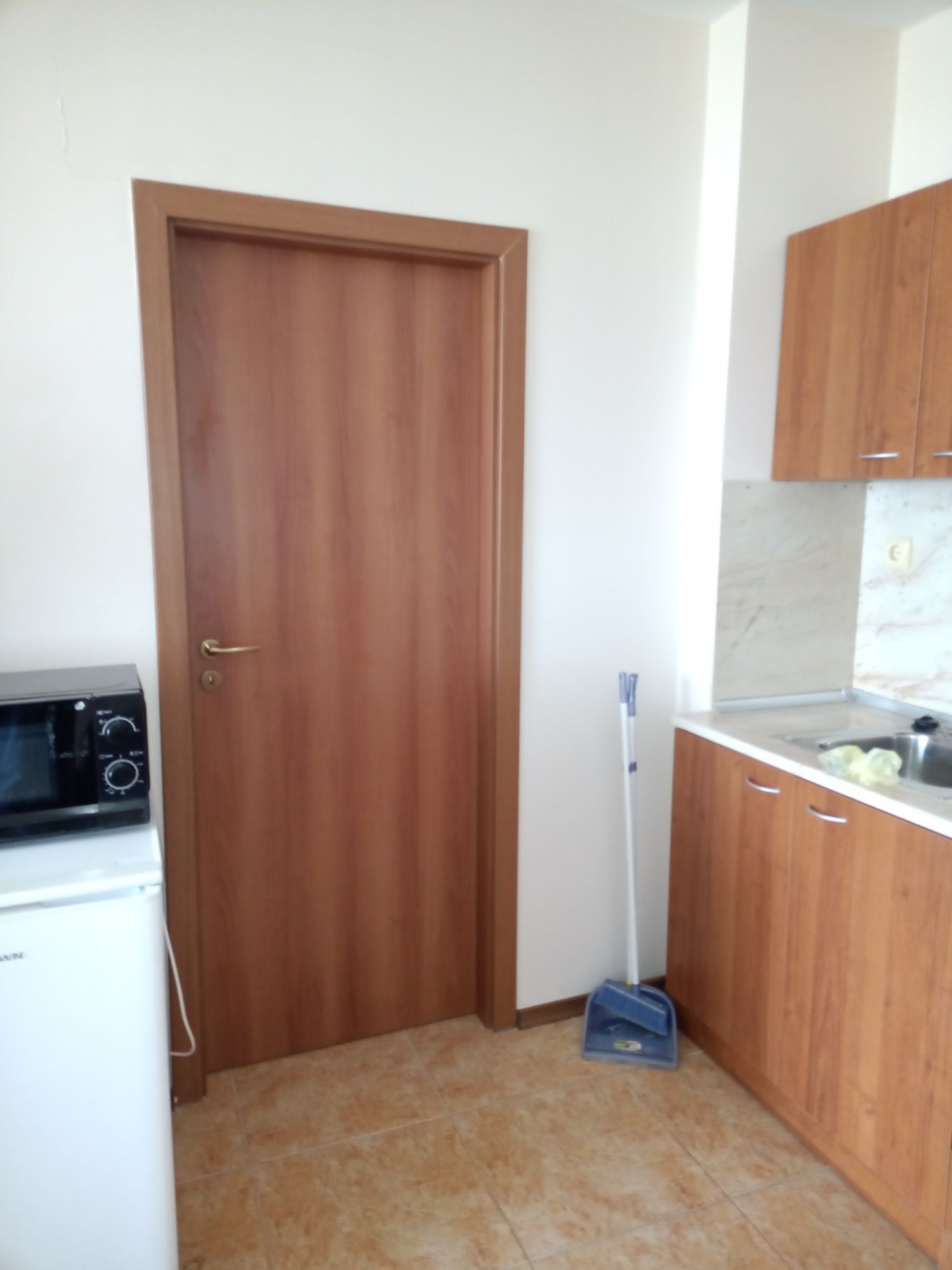 Продавам интериорни врати  с первази, панти и дръжки. 

1) разме