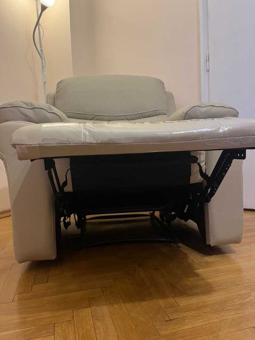 Продавам бежов реклайнер фотьойл Kring Royal