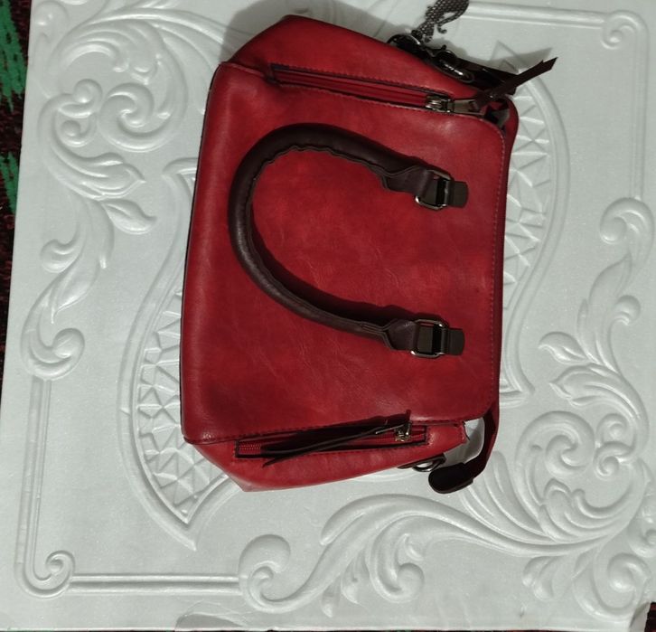 Sotiladi! Qizil rangli ayollar sumkasi
.