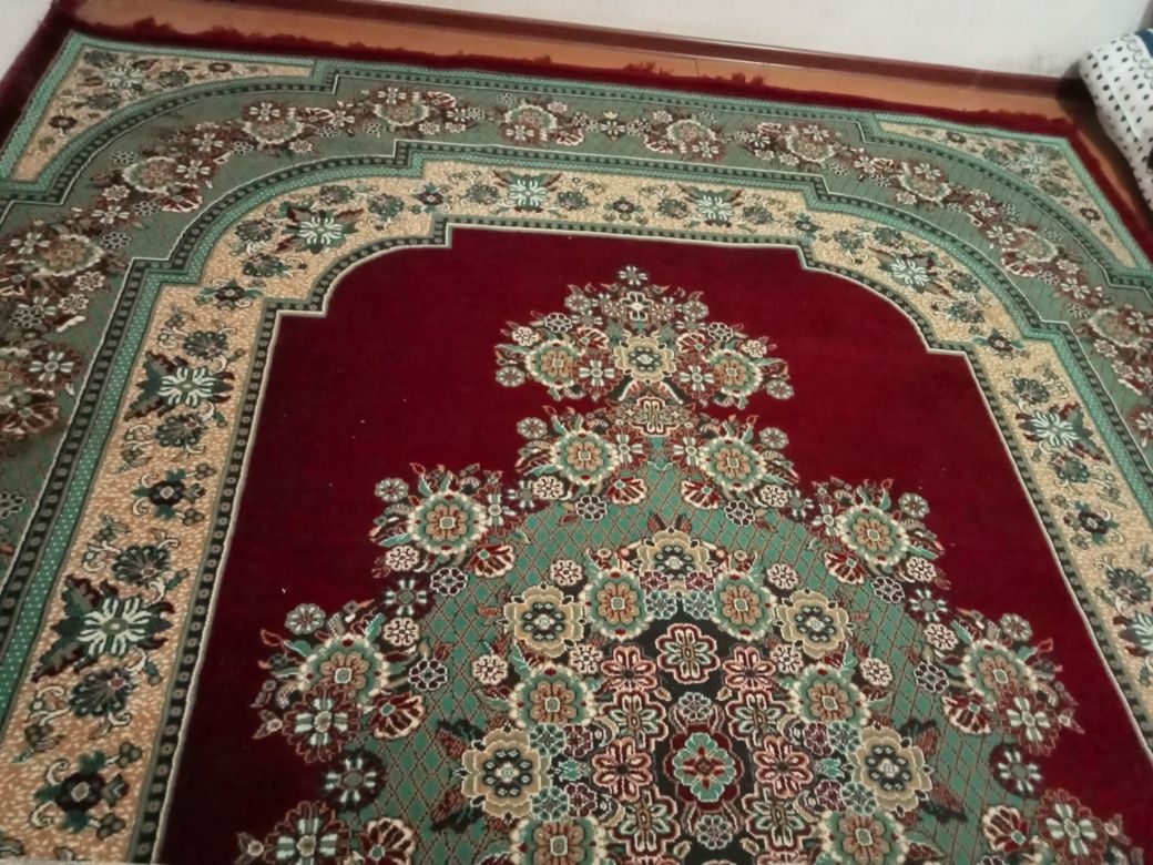 Gilam sotiladi yengide faqat devirga osilgan