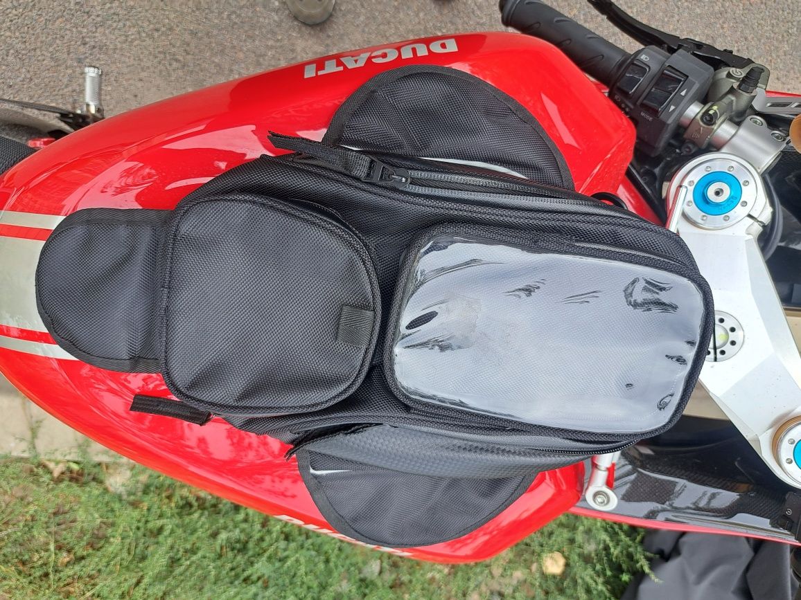 Мото сумка , устанавливается на бак мотоцикла. Переносная.На магнитах.