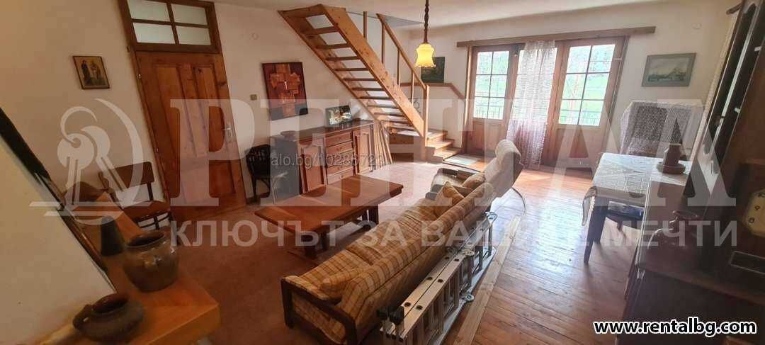 Двуетажна къща 120 кв.м РЗП 464 кв.м двор