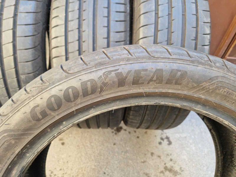 4 Goodyear R20 235/45
летни гуми SUV
DOT4823