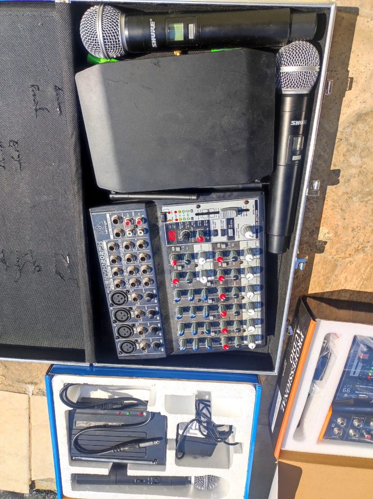Statie putere  2 X 1000 wați noi . microfone fara fir
