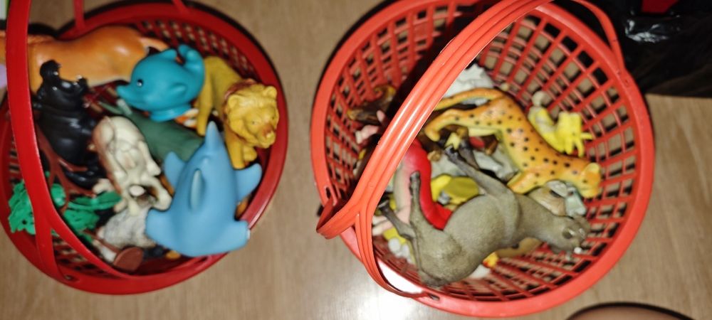 Продаются игрушки, звери, магниты, доска, Лего, машинка