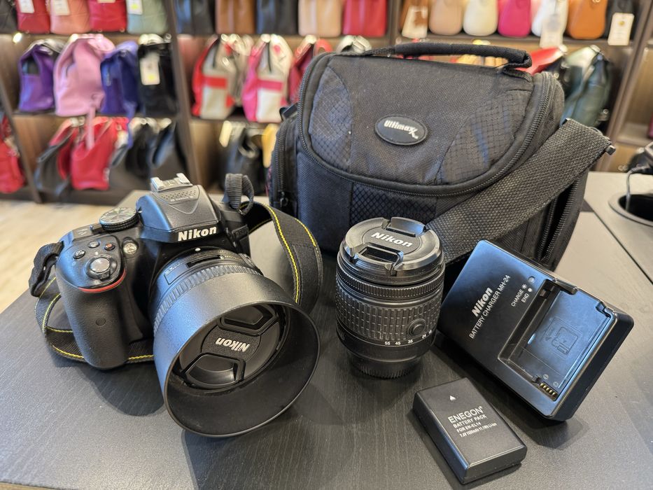 Aparat foto Nikon D5300 cu obiective de 18–55mm și 50mm