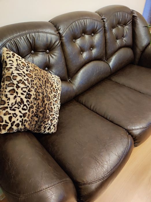Триместен кожен диван