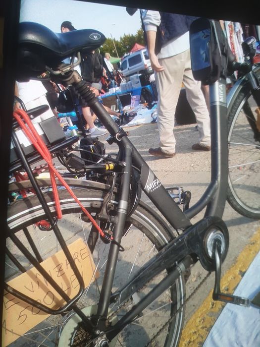 Bicicleta electrica mifa roti pe 28 este din aluminiu