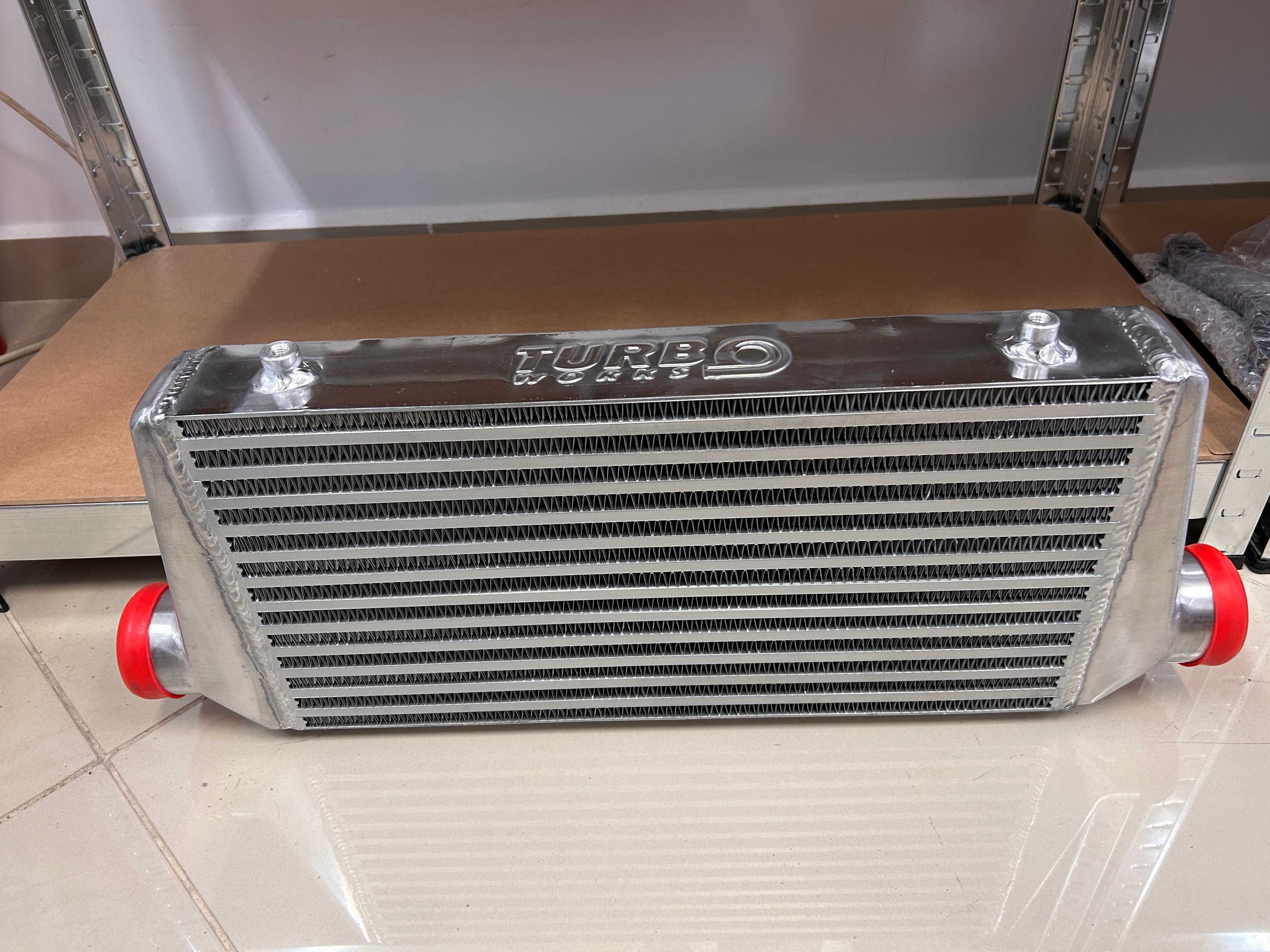 TurboWorks универсален интеркулер Intercooler 450x230x65 Bar&Plate