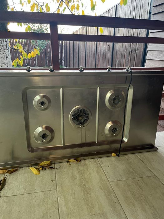 Vând plită inox cu 5 ochiuri pe gaz in stare foarte bună.fara zgârietu